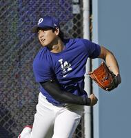 　キャッチボールする大谷（共同）