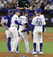 　５回途中、ロバーツ監督（左から４人目）に降板を告げられた先発・山本（同３人目）＝共同