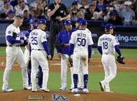 　５回途中、降板する先発・山本（１８）＝共同