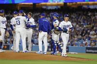 　５回途中、降板する先発・山本（右端）＝共同