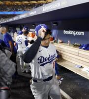 　フィリーズに敗れ引き揚げる大谷（共同）