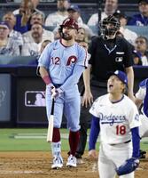 　４回、先発山本（１８）から本塁打を放つシュワバー（共同）