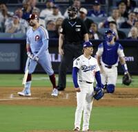 　４回、シュワバー（奥）に本塁打を浴びた山本（共同）