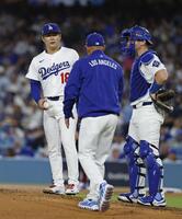 　５回途中、ロバーツ監督（中央）に降板を告げられる先発・山本（共同）