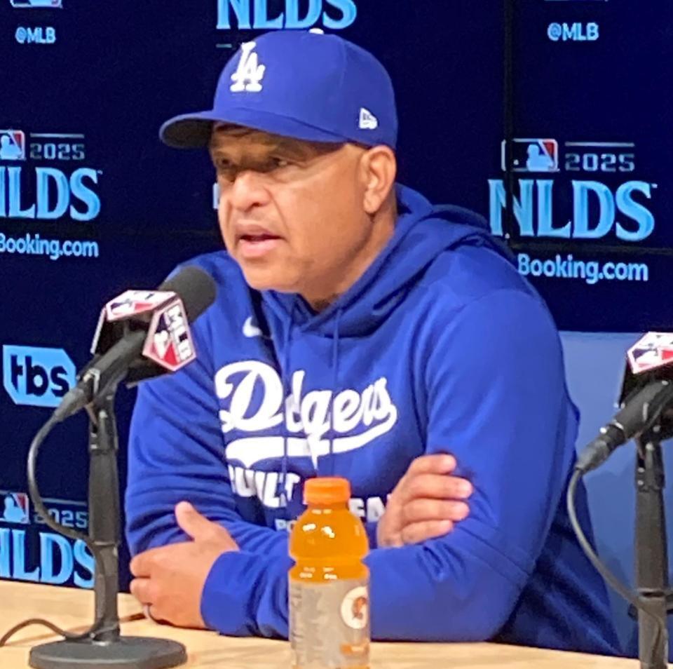 　会見するドジャース・ロバーツ監督（撮影・小林信行）