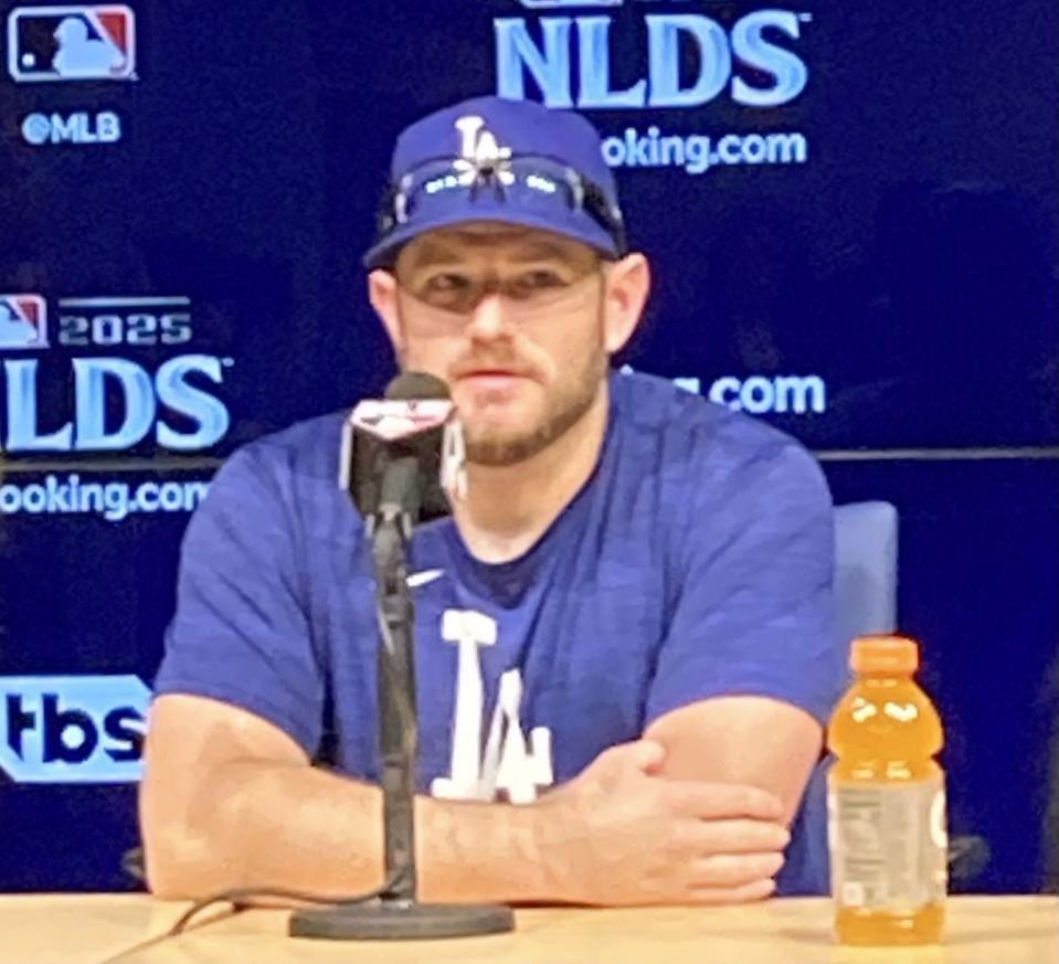 試合前の会見で報道陣の質問に答えるマンシー（撮影・小林信行）