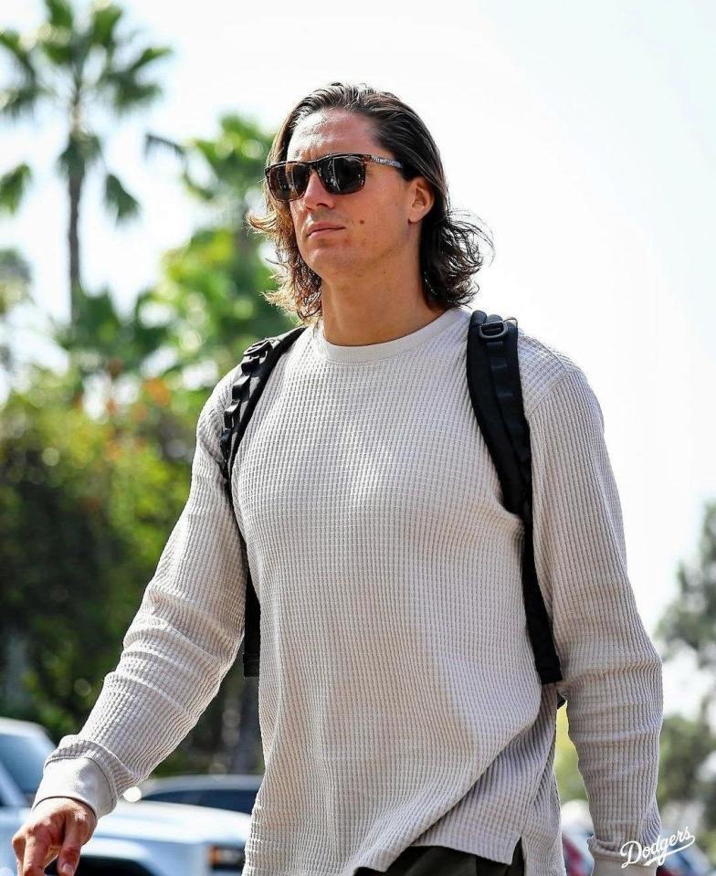 　球場入りするグラスノー（ロサンゼルス・ドジャース提供）