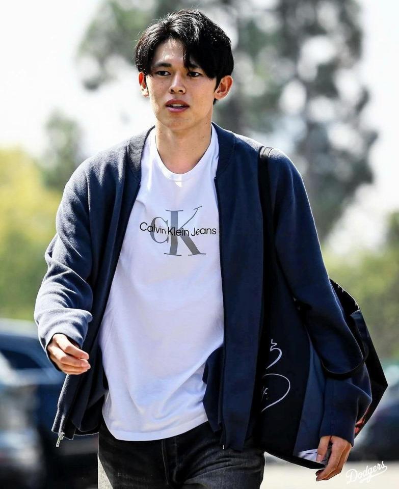 　球場入りする佐々木（ロサンゼルス・ドジャース提供）