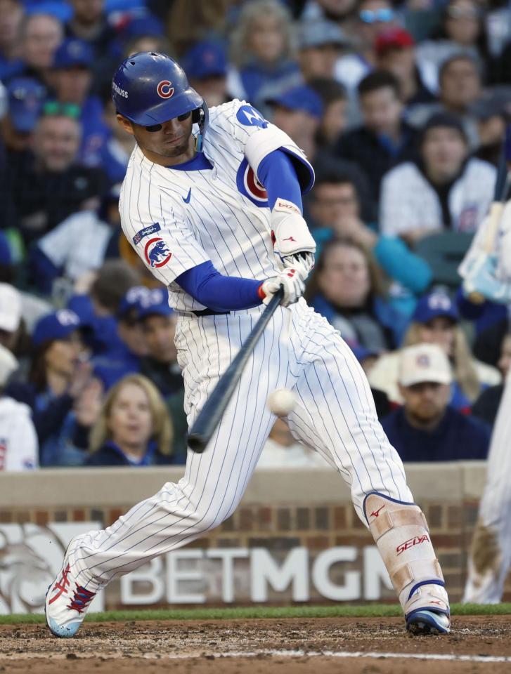 　３回、二塁打を放つ鈴木（共同）