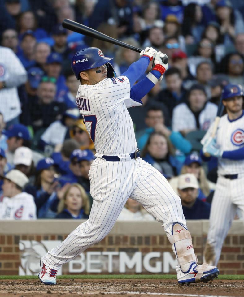 　３回、二塁打を放つ鈴木（共同）