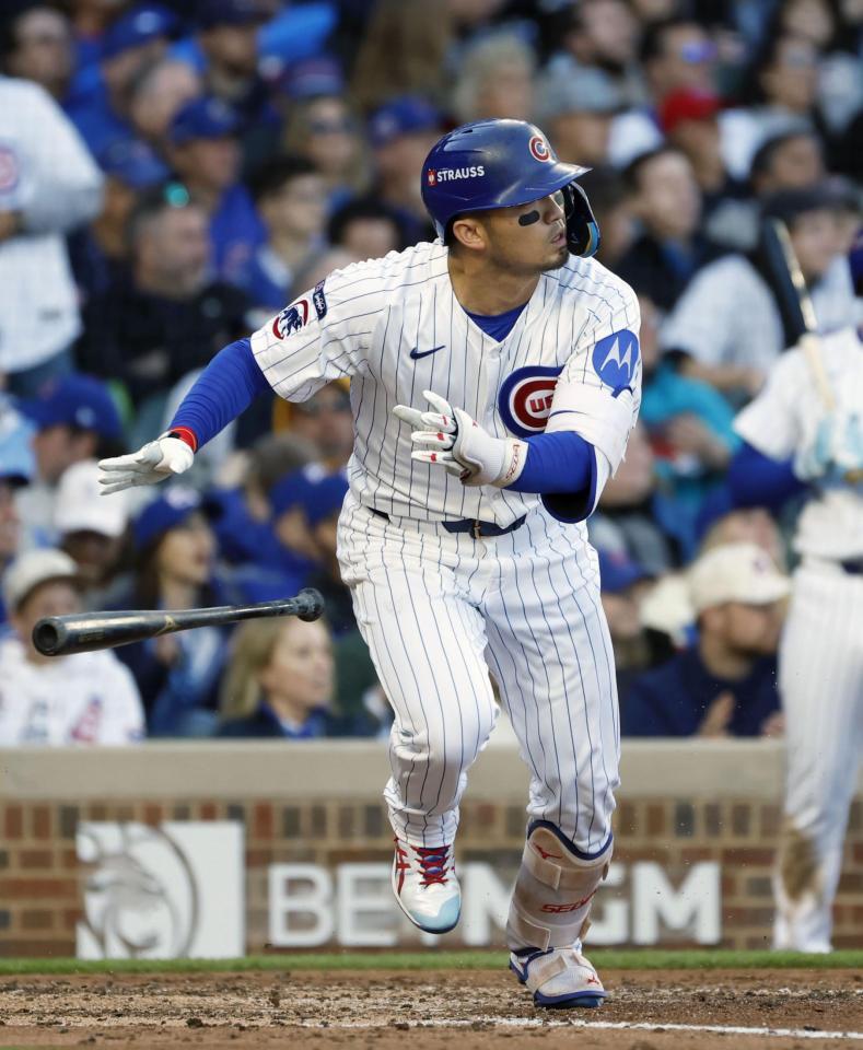 　３回、二塁打を放つ鈴木（共同）