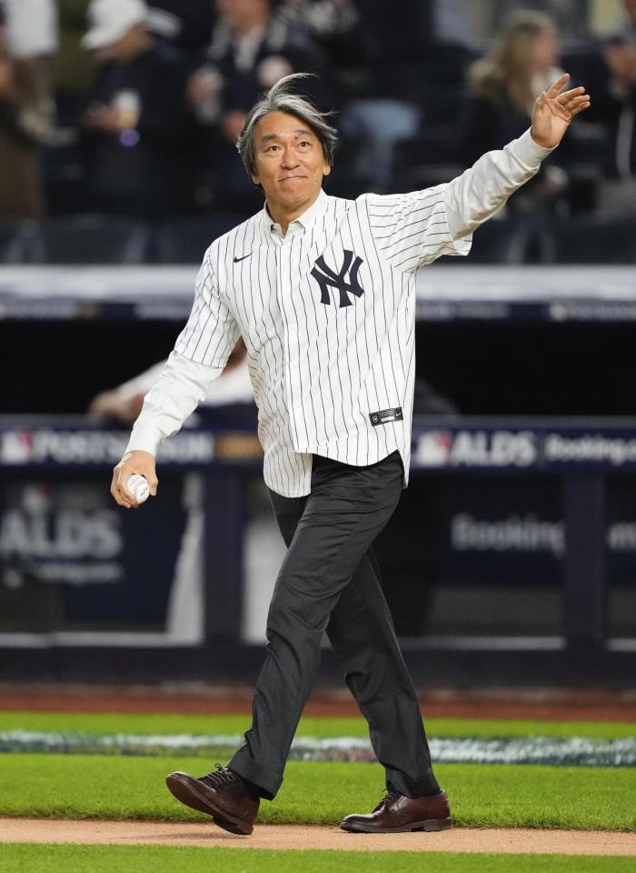 　ヤンキースとブルージェイズの地区シリーズ第４戦の始球式に臨む松井秀喜さん（ＡＰ＝共同）