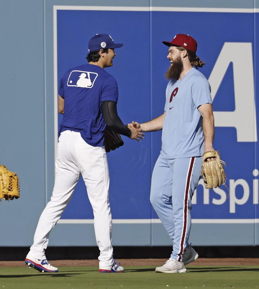 　試合前、マーシュ（右）とあいさつを交わす大谷（共同）
