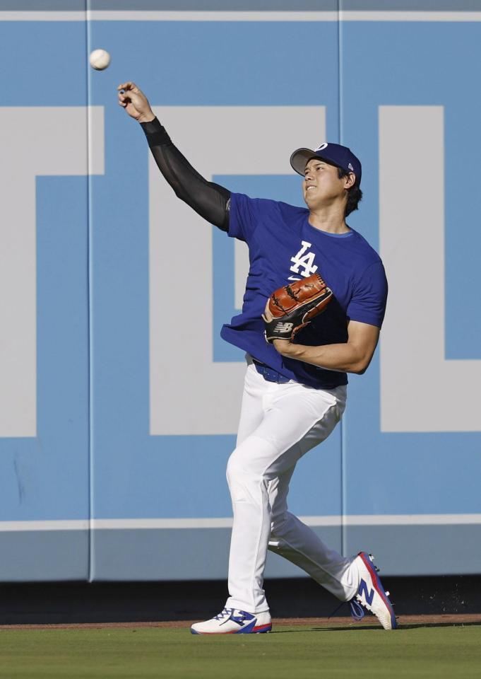 　キャッチボールする大谷（共同）