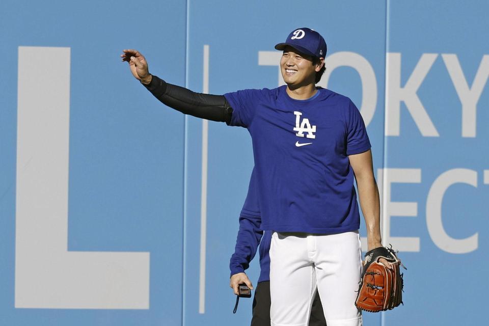 　練習中に笑顔を見せる大谷（共同）