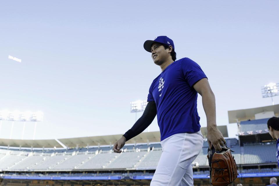 　練習に臨む大谷（共同）