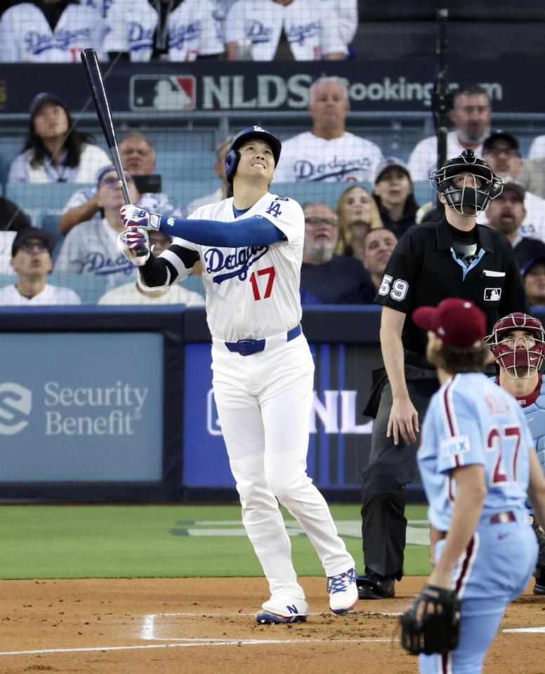 　１回、左飛に倒れる大谷（共同）