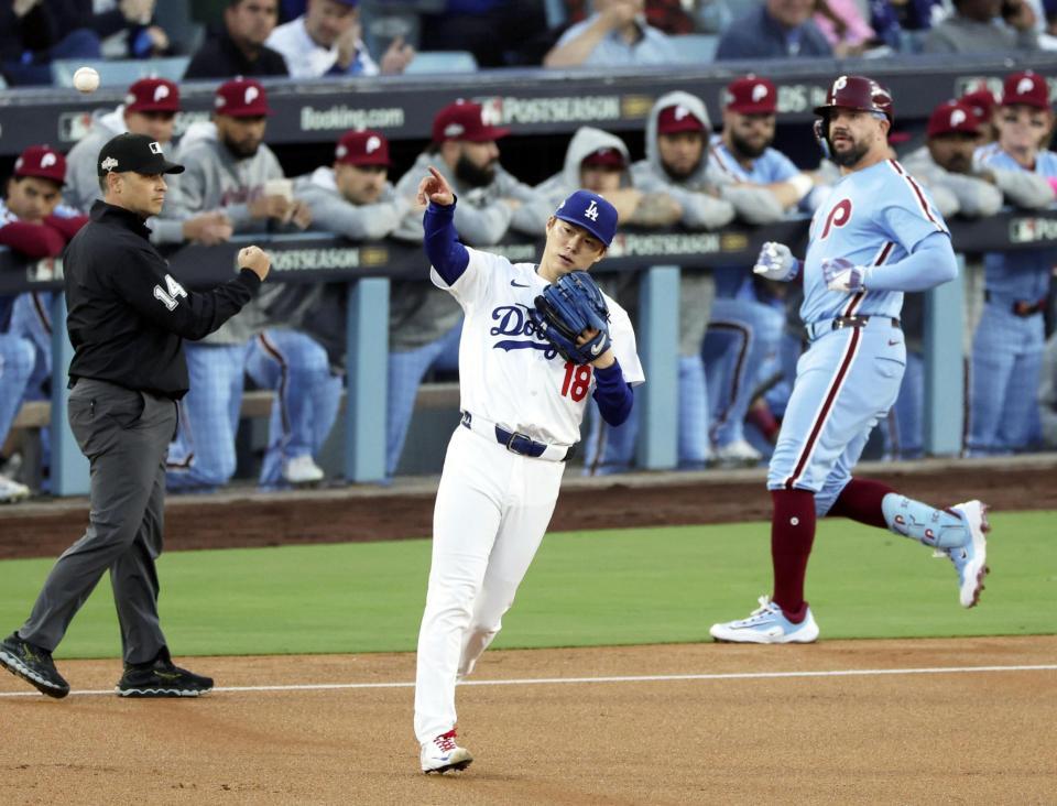 　１回、シュワバー（右）を一ゴロに仕留めた山本（共同）