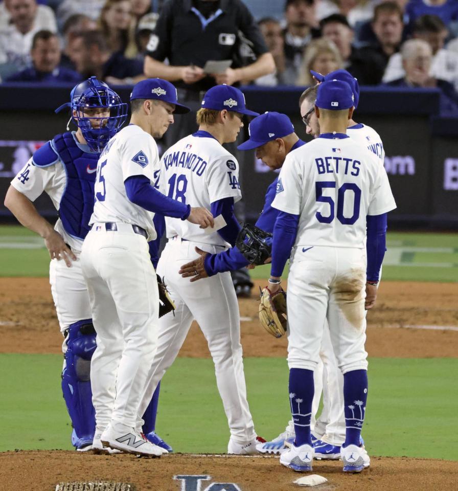 　５回途中、ロバーツ監督（左から４人目）に降板を告げられた先発・山本（同３人目）＝共同