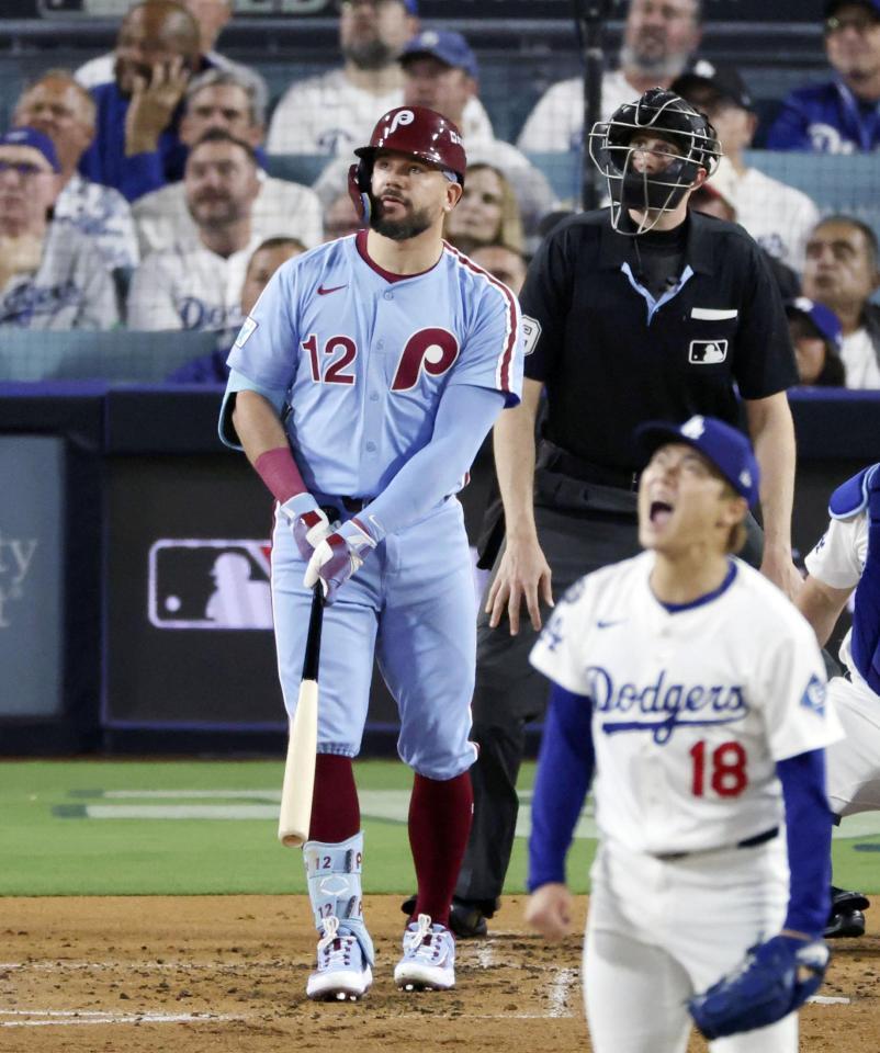 　４回、先発山本（１８）から本塁打を放つシュワバー（共同）