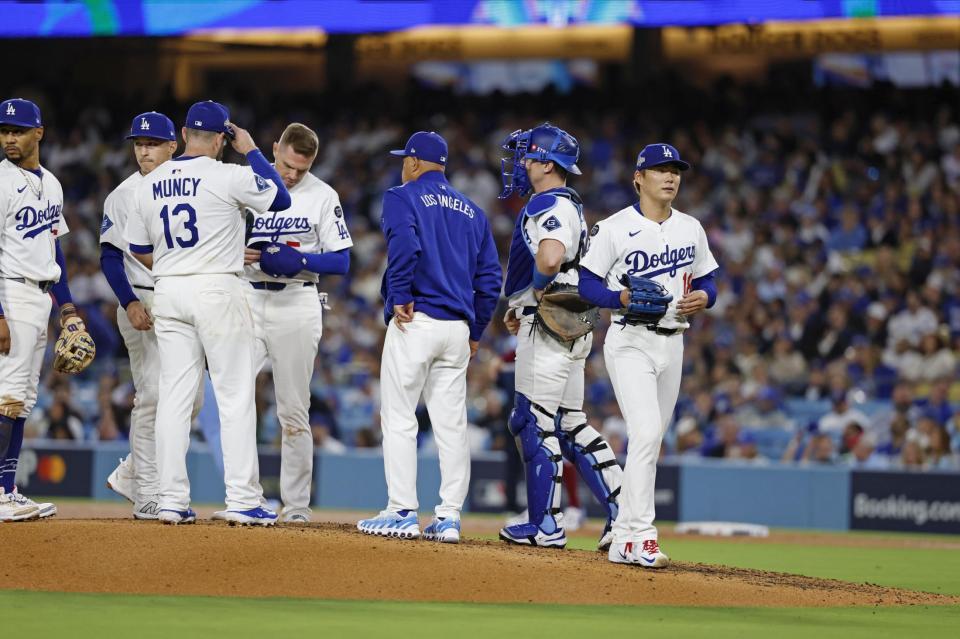 　５回途中、降板する先発・山本（右端）＝共同