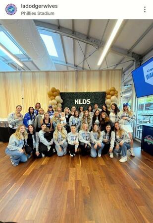 　地区シリーズ第１戦の集合写真。（ｌａｄｏｄｇｅｒｗｉｖｅｓ）より