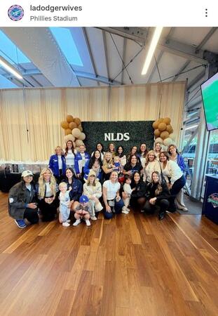 　地区シリーズ第２戦の集合写真。（ｌａｄｏｄｇｅｒｗｉｖｅｓ）より