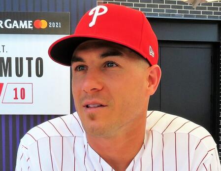 「気にするなと肩を何度も叩いてる姿が泣ける」悲劇的結末のフィリーズ　悪送球の２４歳投手に寄り添うリアルミュートの姿にファン感動「かっこよすぎた」