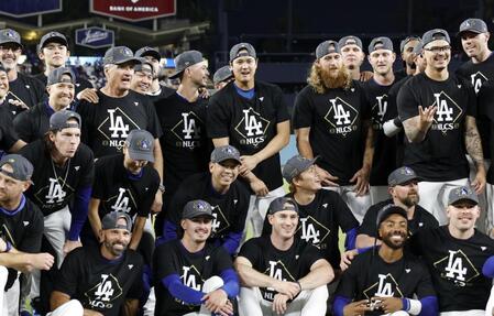 　フィリーズを破って、２年連続のリーグ優勝決定シリーズ進出を決め、記念撮影するドジャースの選手ら。後列中央は大谷、その右下は山本、後列左から２人目は佐々木（共同）