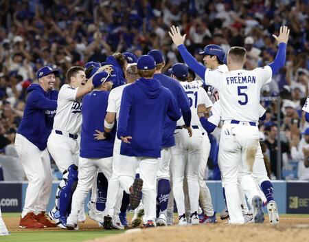 　フィリーズにサヨナラ勝ちし、リーグ優勝決定シリーズ進出を決め喜ぶ大谷（右から２人目）らドジャースの選手たち（共同）
