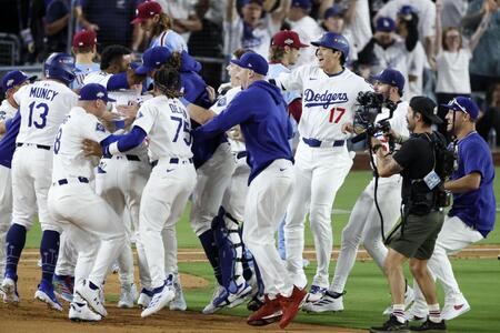 　フィリーズを破ってリーグ優勝決定シリーズ進出を決め、大喜びの大谷翔平（１７）らドジャースの選手たち（共同）