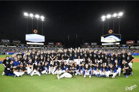 山本由伸　集合写真撮影でバッチリ笑顔！ＷＣＳでは悲劇→１人で前方へ　大谷翔平が背後に近寄って笑顔