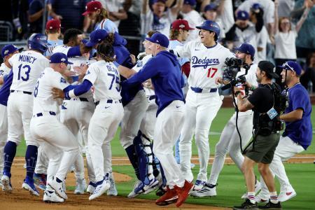 　米大リーグ、フィリーズを破ってリーグ優勝決定シリーズ進出を決め、大喜びの大谷翔平（１７）らドジャースの選手たち＝９日、ロサンゼルス（共同）