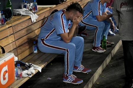 　ベンチで落ち込んだ姿を見せるカーカリング（提供・ロイター／アフロ）