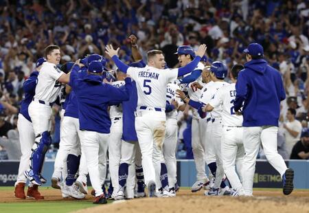　米大リーグ、フィリーズを破ってリーグ優勝決定シリーズ進出を決め、喜ぶフリーマン（５）や大谷翔平（右隣）らドジャースの選手たち（共同）