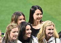　大谷翔平の夫人である真美子さん（後列右）