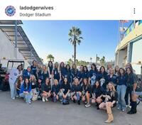 　ＷＣＳ第１戦の集合写真。ドジャーワイブスのインスタグラム（ｌａｄｏｄｇｅｒｗｉｖｅｓ）より