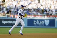 　フィリーズ戦の８回、３番手としてマウンドに向かうドジャース・佐々木（共同）