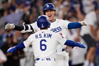 　１１回、キム・ヘソンと喜びを分かち合う大谷翔平（提供・ＡＰ／アフロ）