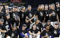 　フィリーズを破って、２年連続のリーグ優勝決定シリーズ進出を決め、記念撮影するドジャースの選手ら。後列中央は大谷、その右下は山本、後列左から２人目は佐々木（共同）