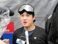 　シャンパンファイトの中で取材に応じる大谷翔平（撮影・小林信行）