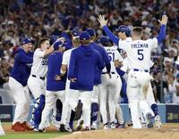 　フィリーズにサヨナラ勝ちし、リーグ優勝決定シリーズ進出を決め喜ぶ大谷（右から２人目）らドジャースの選手たち（共同）