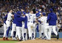 　米大リーグ、フィリーズを破ってリーグ優勝決定シリーズ進出を決め、喜ぶフリーマン（５）や大谷翔平（右隣）らドジャースの選手たち（共同）