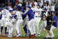 　フィリーズを破ってリーグ優勝決定シリーズ進出を決め、大喜びの大谷翔平（１７）らドジャースの選手たち（共同）