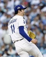 　フィリーズ戦の９回、リアルミュートを三振に仕留め、雄たけびを上げるドジャース・佐々木（共同）