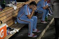 　ベンチで落ち込んだ姿を見せるカーカリング（提供・ロイター／アフロ）