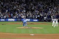 　１１回、ゴロを捕り損ね、本塁へ悪送球して三走にサヨナラの生還を許し、肩を落とすカーカリング。捕手リアルミュート（共同）