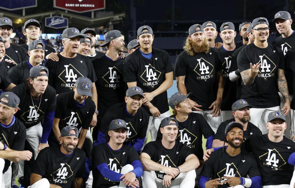 　フィリーズを破って、２年連続のリーグ優勝決定シリーズ進出を決め、記念撮影するドジャースの選手ら。後列中央は大谷、その右下は山本、後列左から２人目は佐々木（共同）