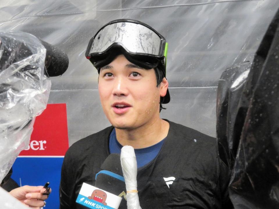 　シャンパンファイトの中で取材に応じる大谷翔平（撮影・小林信行）