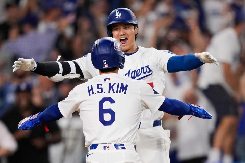 　１１回、キム・ヘソンと喜びを分かち合う大谷翔平（提供・ＡＰ／アフロ）